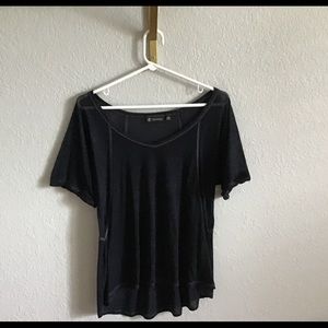 Versona black v-neck tee